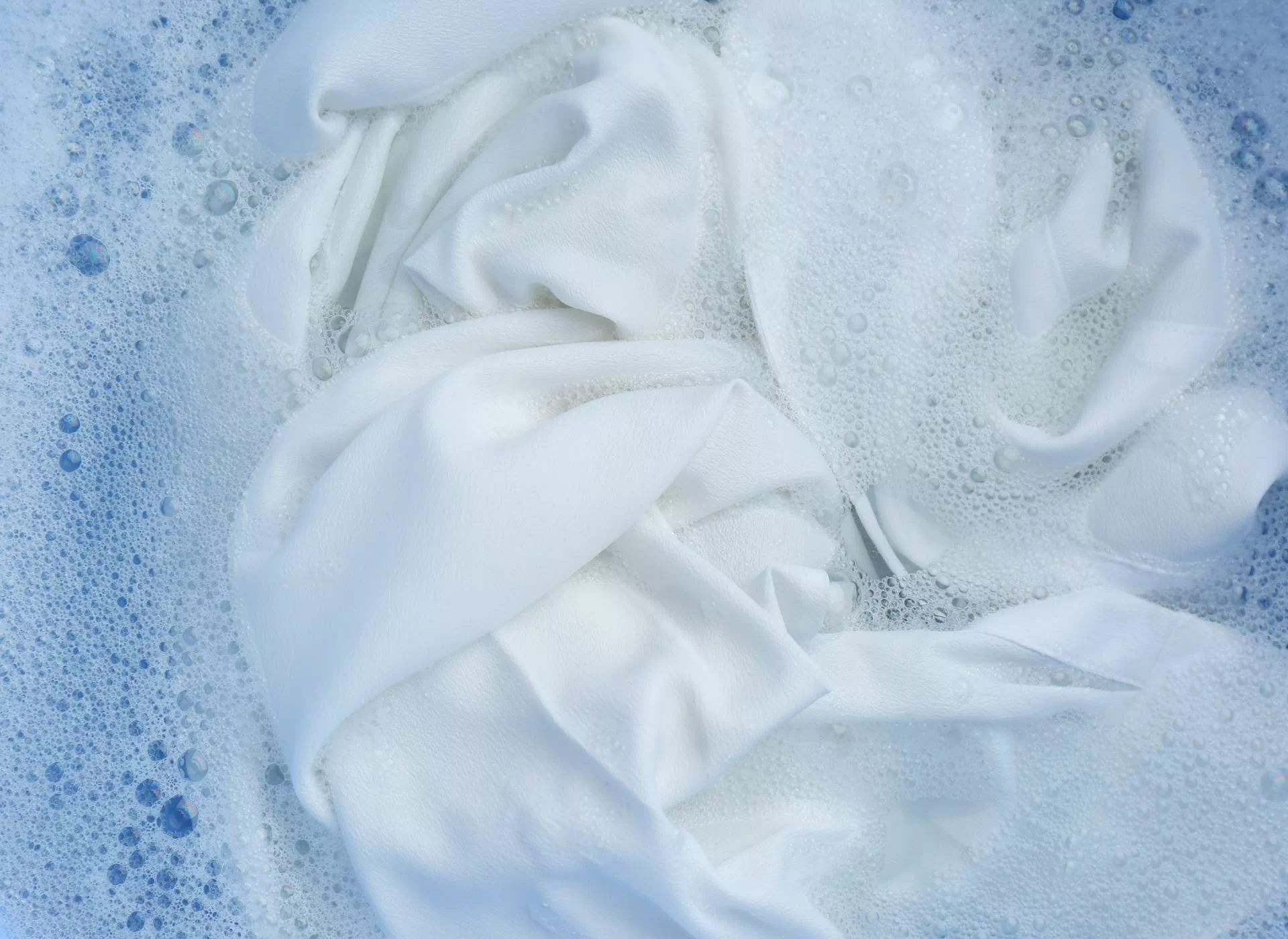 białe ubranie w pianie prania