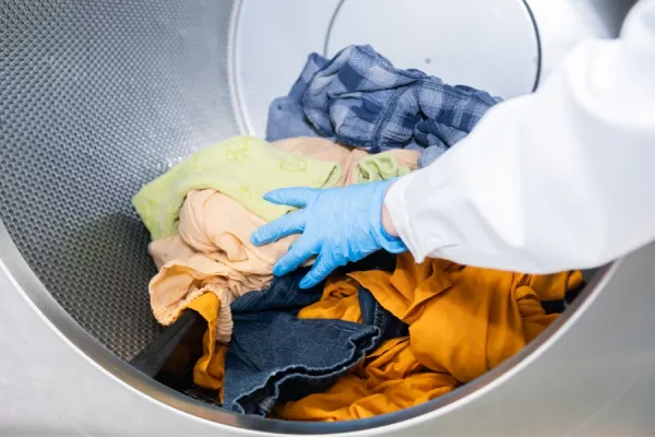 kolorowe ubrania w pralce